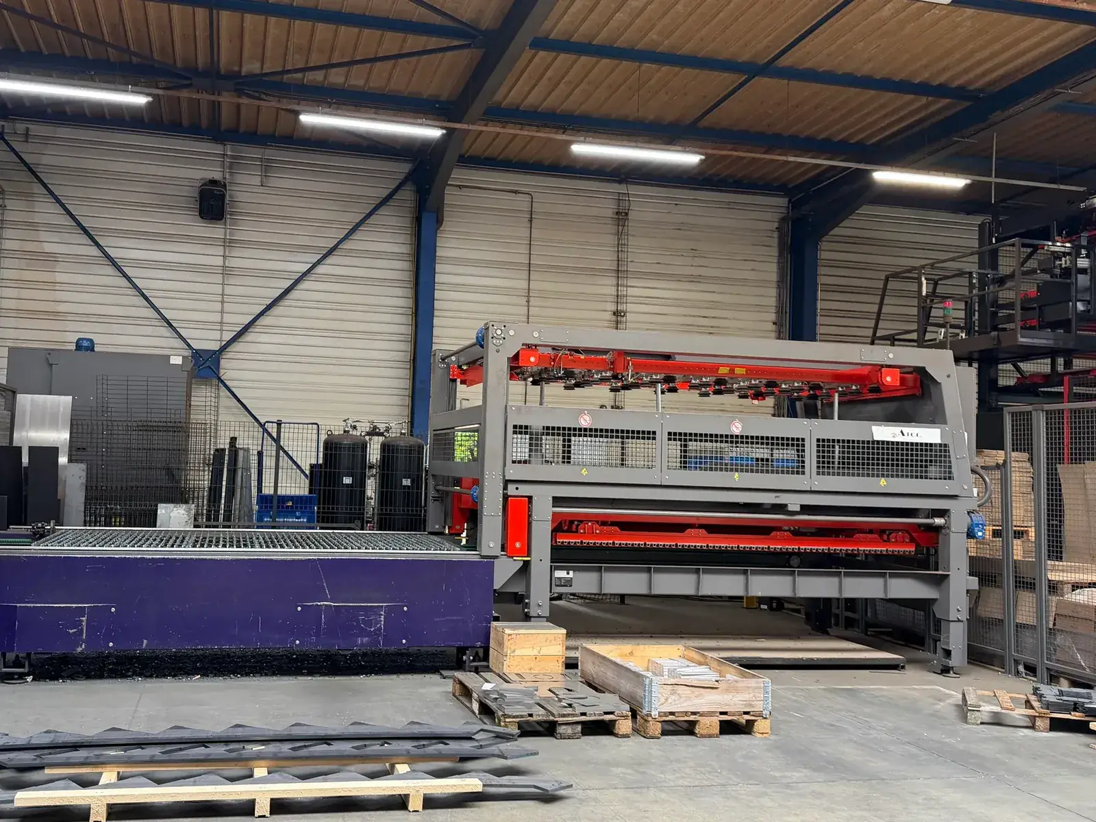 Ligne de découpe laser à chargement automatisé des tôles dans l'atelier AICC Microlaser à Chemaudin-et-Vaux