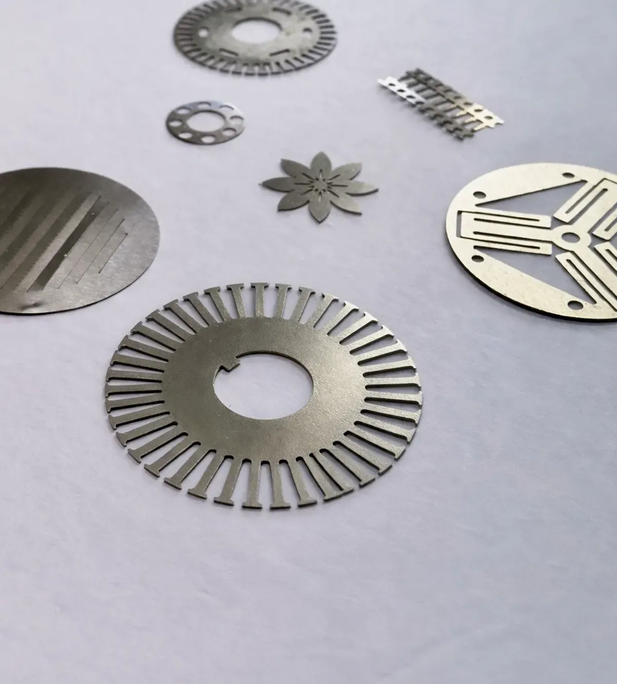 Pièces fines découpées au laser par AICC Microlaser : disques ajourés à dents, rondelles, lamelles et pièce décorative en tôle mince